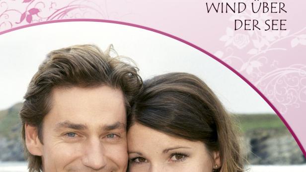 Das Cover der Rosamunde Pilcher Collection: „Wind über der See“ mit einem lächelnden Paar.