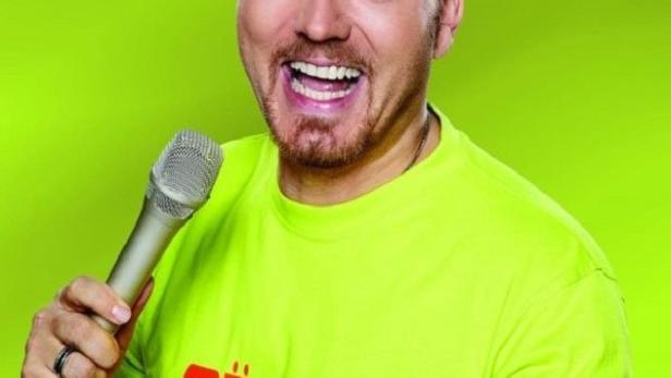 Mario Barth mit Mikrofon und T-Shirt mit der Aufschrift „Männer sind bekloppt“.