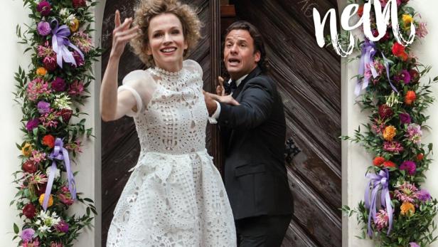 Das Filmplakat zu „Chaos Queens – Die Braut sagt leider nein“ zeigt eine Braut und einen Bräutigam vor einem Blumengesteck.