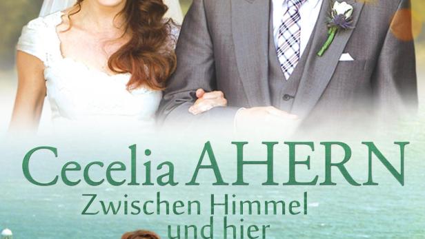 Das Filmplakat zu „Cecelia Ahern: Zwischen Himmel und hier“ zeigt ein Hochzeitspaar und eine Frau vor einer Küstenlandschaft.