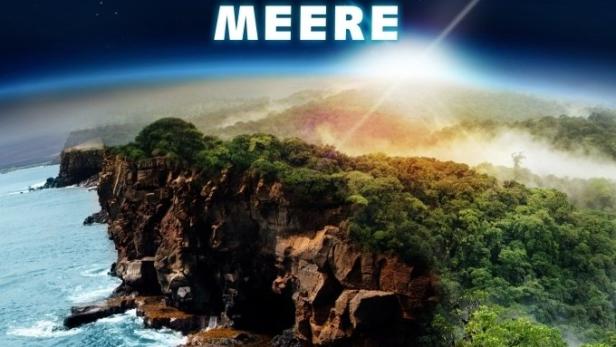 Das Cover für „Unsere Erde, unsere Meere“ zeigt eine Küstenlandschaft bei Sonnenaufgang.