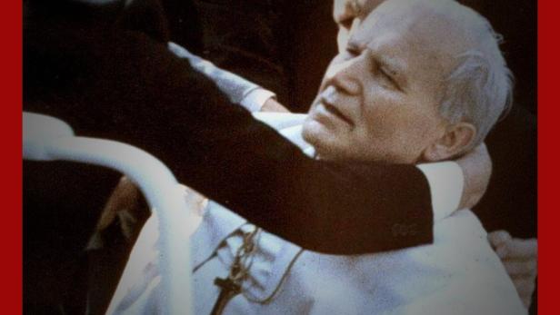 Helfer stützen Papst Johannes Paul II. nach einem Attentat.