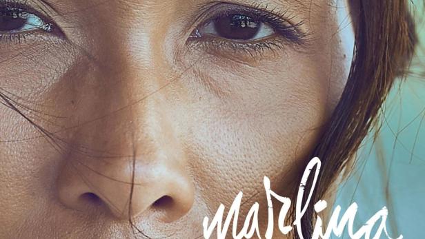 Nahaufnahme des Gesichts einer Frau mit ernstem Blick, möglicherweise ein Filmposter für „Marlina“.