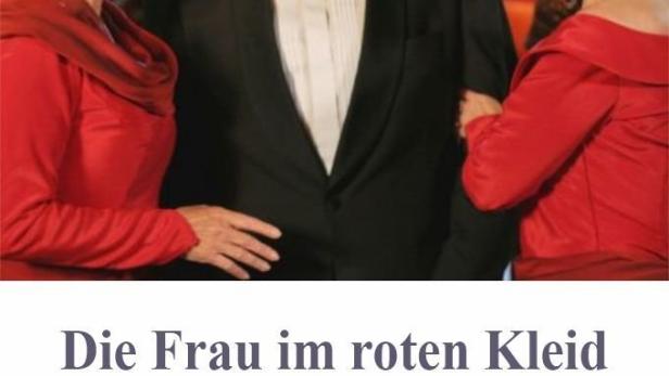 Zwei Frauen in roten Kleidern flankieren einen Mann im Smoking.