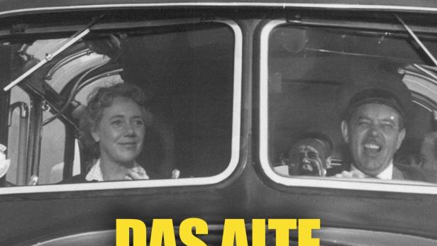 Das Filmplakat für „Das alte Försterhaus“ zeigt eine Gruppe von Menschen auf und in einem Hanomag-Bus.