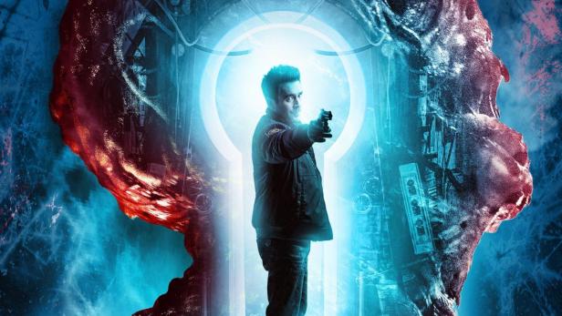 Ein Mann mit einer Waffe steht vor einem leuchtenden Tor auf dem Filmplakat zu „The Breach – Das Tor zur Hölle“.