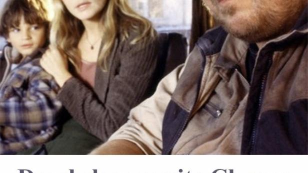 Ein Mann, eine Frau und ein Kind sitzen im Auto, vermutlich eine Szene aus „Drechslers zweite Chance“.