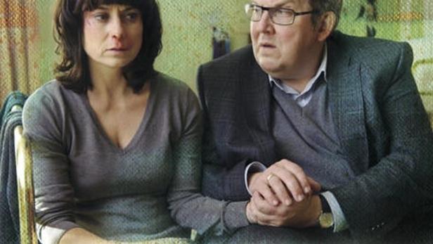 Das Cover des Films „Kehrtwende“ zeigt eine Frau mit blutiger Nase und einen besorgten Mann.