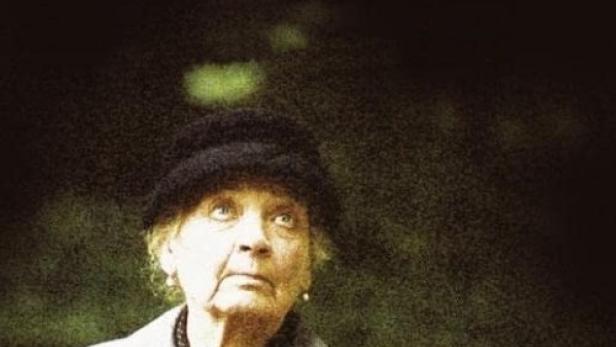 Das Filmplakat für „Lina Braake“ zeigt eine ältere Frau mit Hut und Mantel.