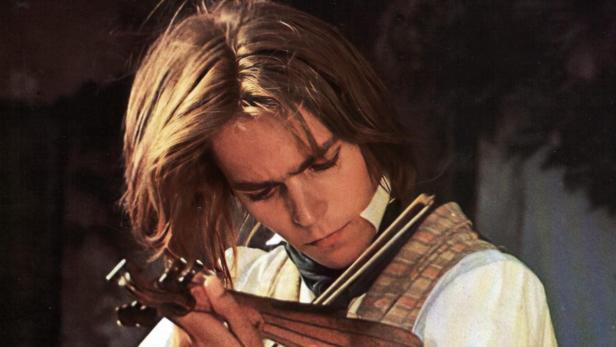 Ein junger Mann spielt auf einer Geige; Filmposter für „Taugenichts“.