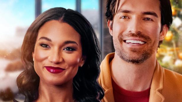 Das Filmplakat für „Marry Christmas – Eine Hochzeit kommt selten allein“ zeigt ein Paar vor einem Weihnachtsbaum.