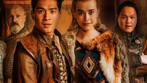 Das Filmplakat für „Das Märchen vom Frosch und der goldenen Kugel“ zeigt den Frosch, die Kugel und vier Darsteller.