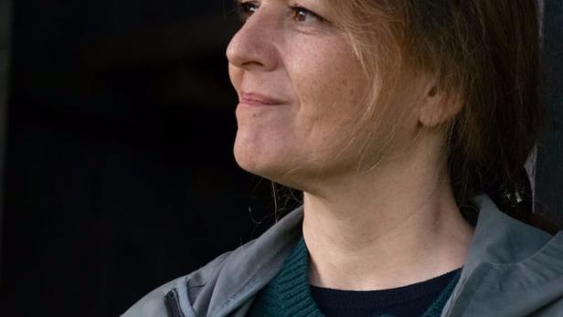 Das Filmplakat für „Die Verteidigerin: Der Gesang des Raben“ zeigt eine Frau im Profil.