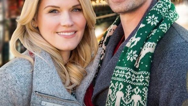 Das Filmplakat für „Matchmaker Christmas“ zeigt ein lächelndes Paar vor weihnachtlicher Kulisse.