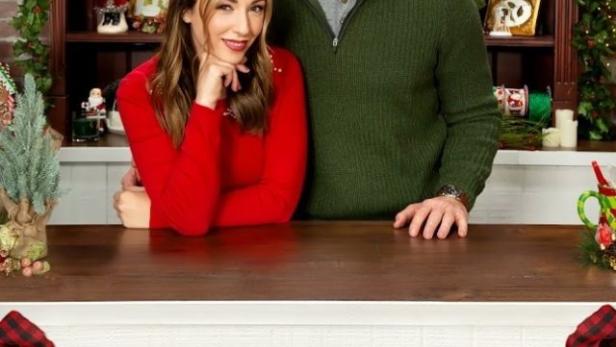 Ein Mann und eine Frau vor weihnachtlicher Dekoration für den Film „Das verlorene Weihnachtsglück“.