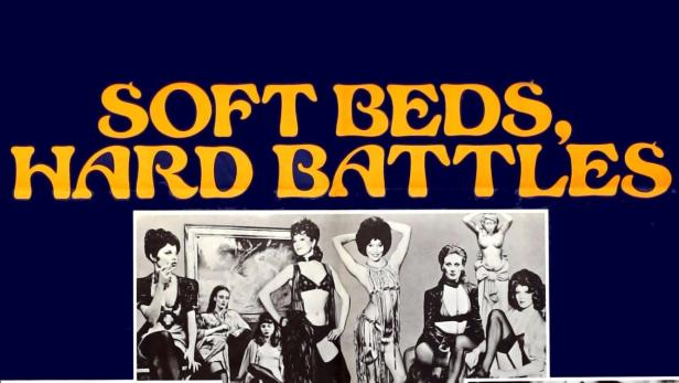 Das Filmplakat für „Soft Beds, Hard Battles“ zeigt verschiedene Charaktere und eine Gruppe von Frauen.