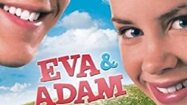 Das Filmplakat für „Eva & Adam: Vier Geburtstage und ein Fiasko“ zeigt die Gesichter zweier junger Menschen.