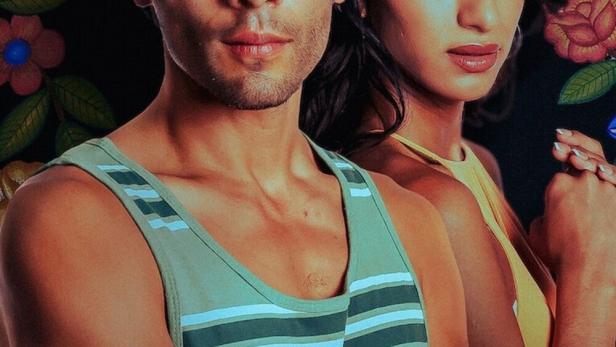 Ein Mann und eine Frau vor einem floralen Hintergrund, möglicherweise ein Filmposter für „El Secreto del Río“.