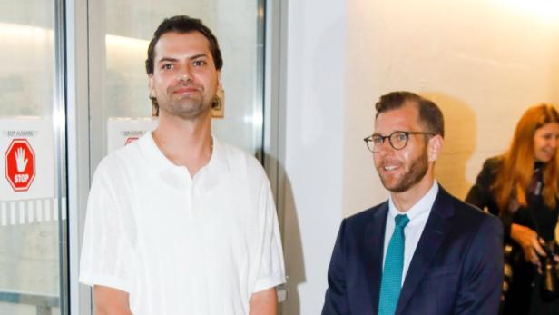 Lächelnder Jimi Blue Ochsenknecht neben seinem Anwalt.