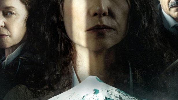 Das Filmplakat für „42 Tage der Finsternis“ zeigt drei Personen vor einem Bergpanorama.