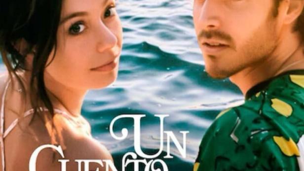 Das Filmplakat für „Ein perfektes Märchen“ zeigt eine Frau und einen Mann vor dem Hintergrund des Meeres.