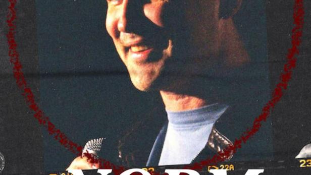 Das Poster für Norm Macdonalds „Nothing Special“ zeigt den Comedian mit gelber Kappe.