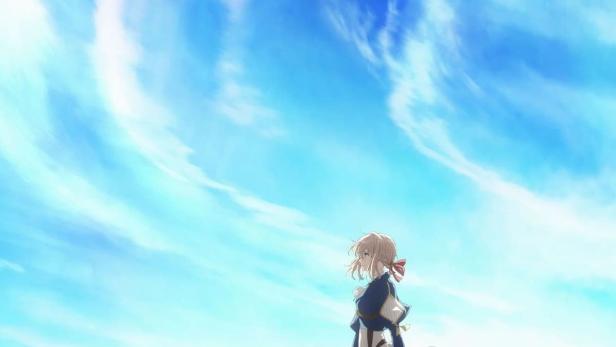 Das Cover von „Violet Evergarden: Erinnerungen“ zeigt Violet mit einem Koffer in einer grünen Landschaft.
