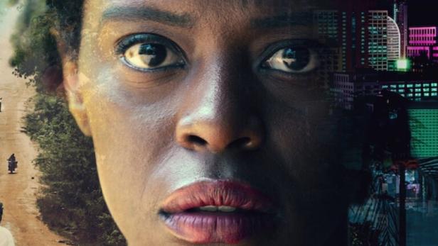 Das Filmplakat für „Country Queen“ zeigt das Gesicht einer Frau vor einer ländlichen und einer städtischen Szene.