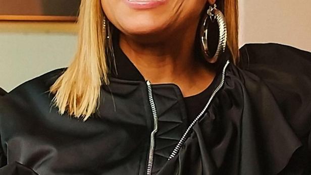 Queen Latifah lächelt auf einem Werbebild für „Ladies First: Eine Geschichte der Frauen im Hip-Hop“.