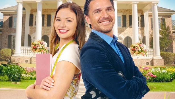 Ein Mann und eine Frau stehen vor einem Herrenhaus für den Film „Das Fest der Liebe“.