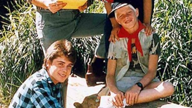 Die Besetzung der australischen Fernsehserie „Zoo Family“ posiert im Freien.