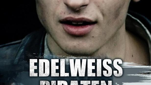 Ein junger Mann vor dem Hintergrund des Films „Edelweißpiraten“.