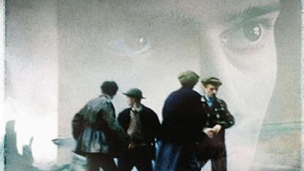 Das Filmplakat für „Edelweißpiraten“ zeigt eine Gruppe junger Menschen vor dem Hintergrund eines Gesichts.