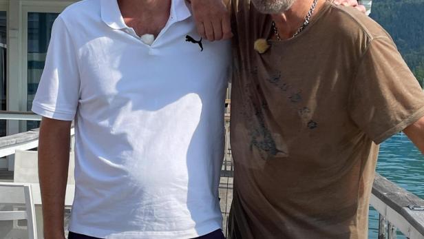 Thomas Gottschalk mit seinem Sohn Roman auf einem Holzsteg am Wasser.