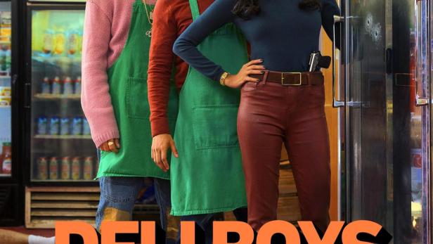 Das Filmplakat für „Deli Boys“ zeigt drei Personen vor einem Laden, eine Frau mit einer Waffe im Hosenbund.