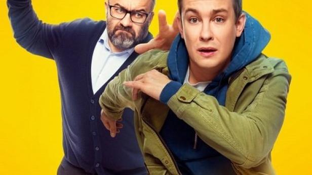 Auf dem Filmplakat zu „Беги“ rennen zwei Männer, einer mit Gewehr, vor gelbem Hintergrund.