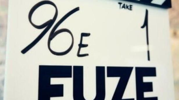 Eine Filmklappe für Szene 96E, Take 1, des Films „Fuze“ unter der Regie von David Mackenzie.