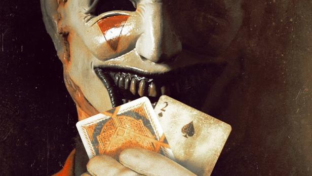 Ein maskierter Mann mit Spielkarten auf dem Filmplakat von „The Jester 2“.