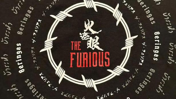 Das Filmplakat für „The Furious“ von Tanigaki Kenji zeigt einen Stacheldrahtkreis.