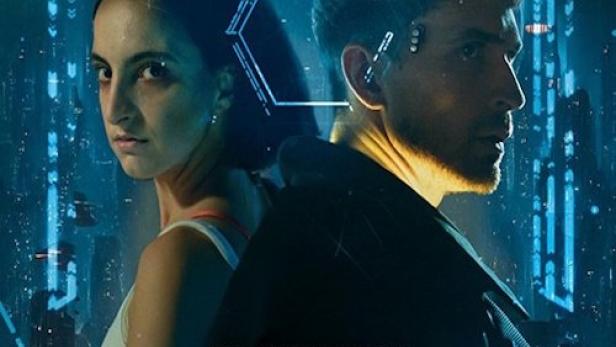 Das Filmplakat für „Exit Pangea“ zeigt Anna Rebecca Sehls und Lion-Russell Baumann vor einer futuristischen Stadtkulisse.