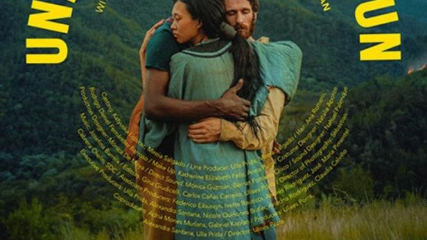 Das Filmplakat für „Under the Same Sun“ zeigt drei sich umarmende Personen vor einer Berglandschaft.