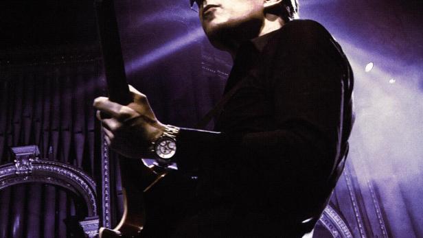 Joe Bonamassa spielt live in der Royal Albert Hall Gitarre.