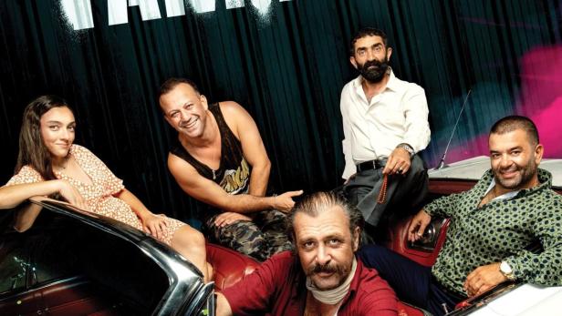 Das Filmplakat für „Tamirhane“ zeigt fünf Personen in einem weißen Oldtimer-Cabriolet.