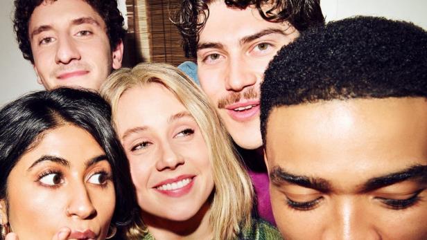 Fünf junge Erwachsene posieren für ein Gruppenfoto.