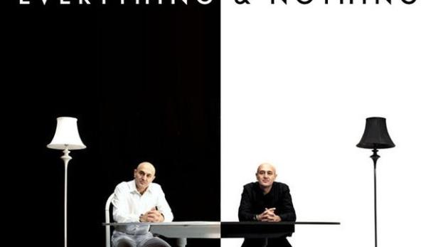 Das Poster für die BBC-Dokumentation „Everything & Nothing“ zeigt zwei Männer an Tischen vor schwarzem und weißem Hintergrund.