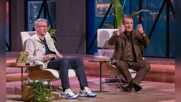 Die Investoren Frank Thelen und Ralf Dümmel sitzen in „Die Höhle der Löwen“ im Studio.