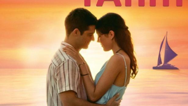 Das Filmplakat für „Verliebt auf Tahiti“ zeigt ein Paar am Strand bei Sonnenuntergang.