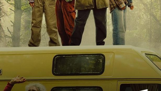 Das Filmplakat für „Generation Z“ zeigt vier junge Leute, die auf einem gelben Lieferwagen stehen, während Zombies unten angreifen.