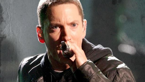 Eminem hält ein Mikrofon in der Hand, im Hintergrund der Titel „Eminem: A Shady Story“.
