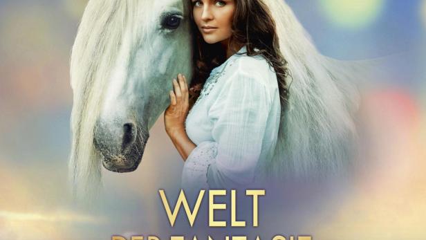 Eine Frau mit Blumenkranz umarmt ein weißes Pferd vor dem Hintergrund einer Fantasielandschaft.